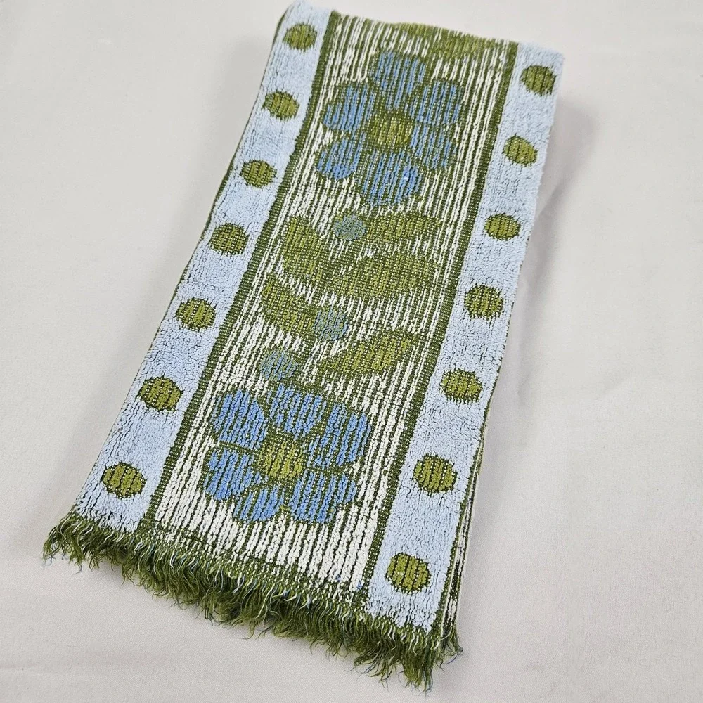 Cannon Royal Daisy Hand Towel Sculpted 1970 Blue/Green Vintage MCM Retro